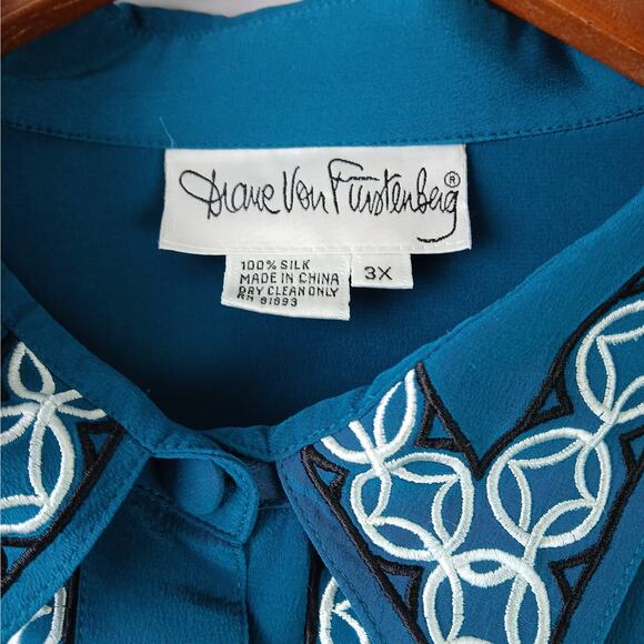 Diane Von Furstenberg SZ 3X Silk Button Front Blouse Embroidery Back Medallion - Picture 4 of 6
